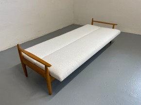 Extendable sofa boucle