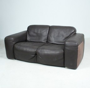 Two-seater sofa made of coarsely grained thick leather